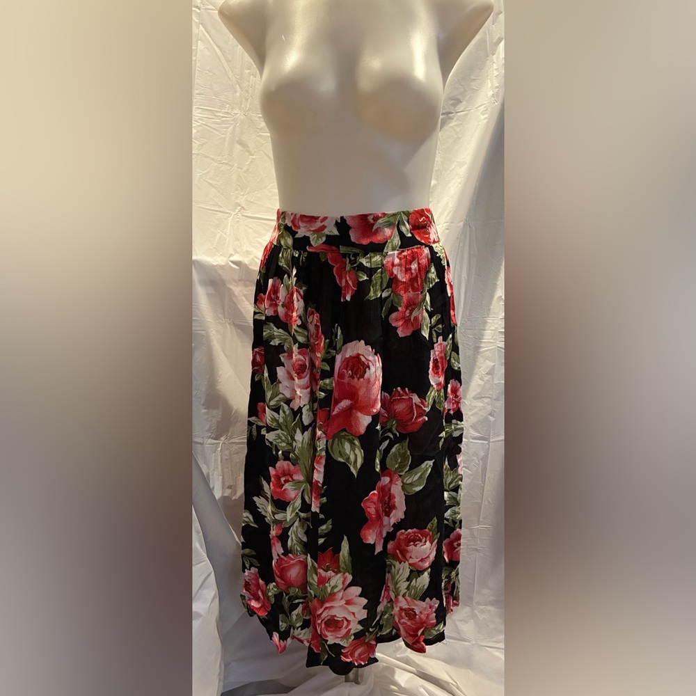 NWT Forever 21 Black and Red Floral A-Line Skirt